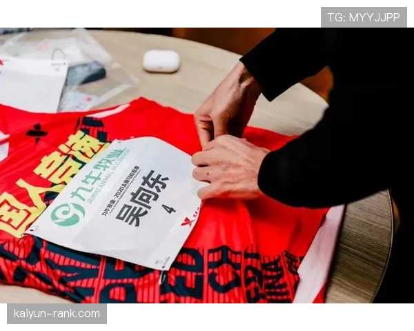刷到吴向东家里那张沙发照,我的存折默默关机 刷到吴向东家里那张沙发照,我的存折默默关机