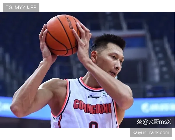 易建联训练完顺手拎了杯冰美式，这自律我真看不懂